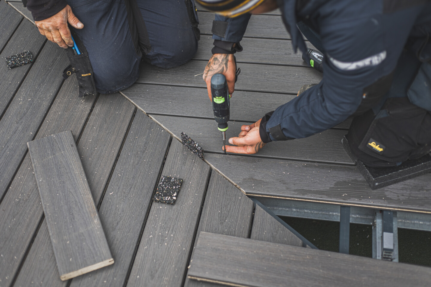 Die Terrassendielen treffen im 90°-Winkel aufeinander