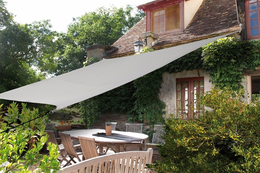 Beispiel viereckiges Sonnensegel am Haus