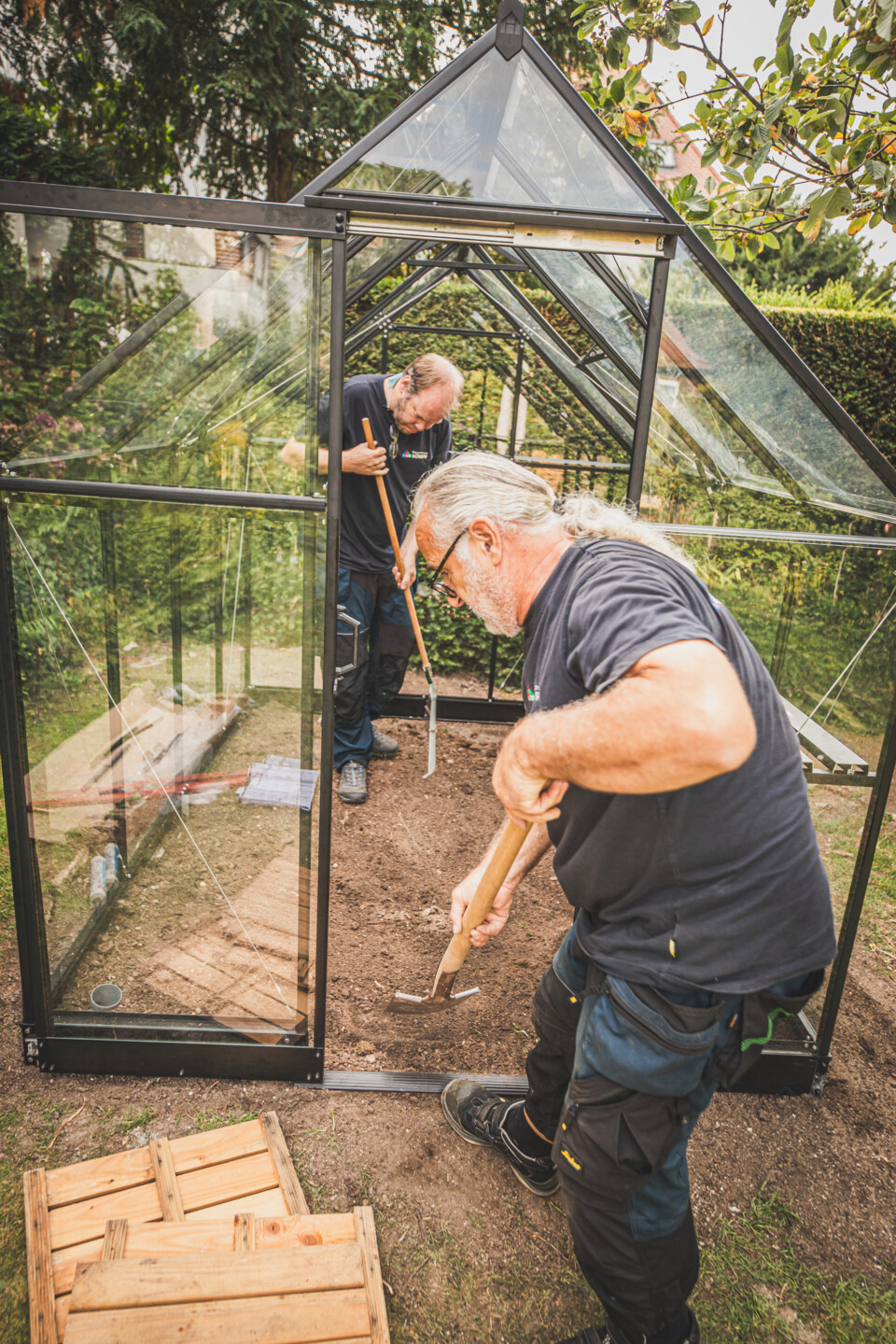 Der Boden des Gewächshauses wird geebnet 