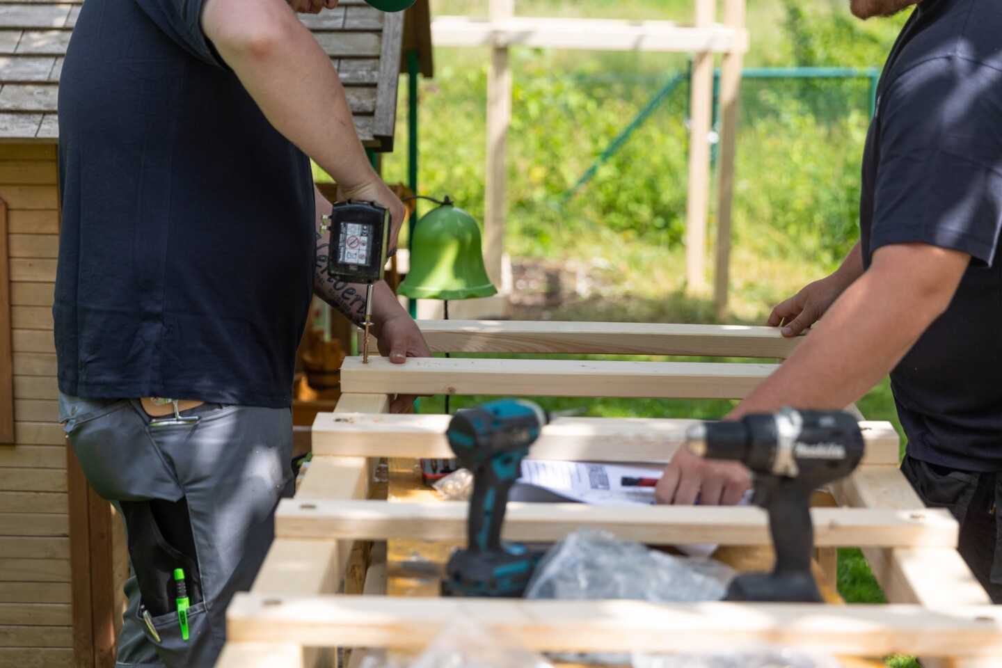 Die Sprossen der Leiter müssen im exakt richtigen Abstand befestigt werden