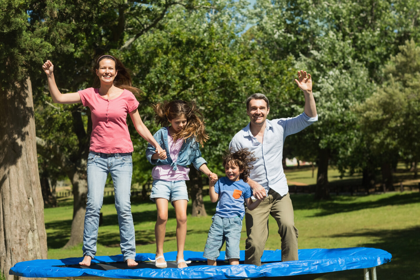 Hüpfspaß für die ganze Familie auf dem Trampolin