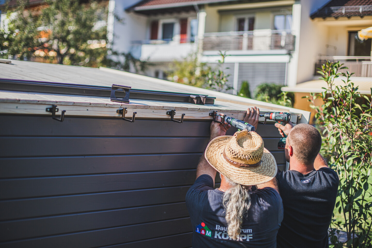 An der rückseitigen Dachkante wird eine Dachrinne montiert.
