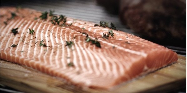 Lachs auf Zedernholzbrett Lachs auf Zedernholzbrett