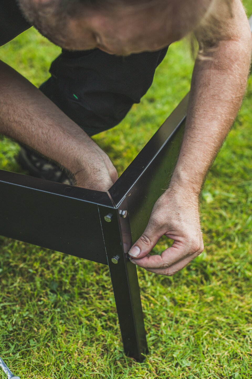 Der Fundamentrahmen dient als Grundgerüst für das Juliana Gewächshaus auf unebenem Untergrund.