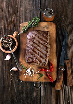 Salzen: Entweder direkt nach dem Grillen oder ein paar Stunden vorher | grills.de