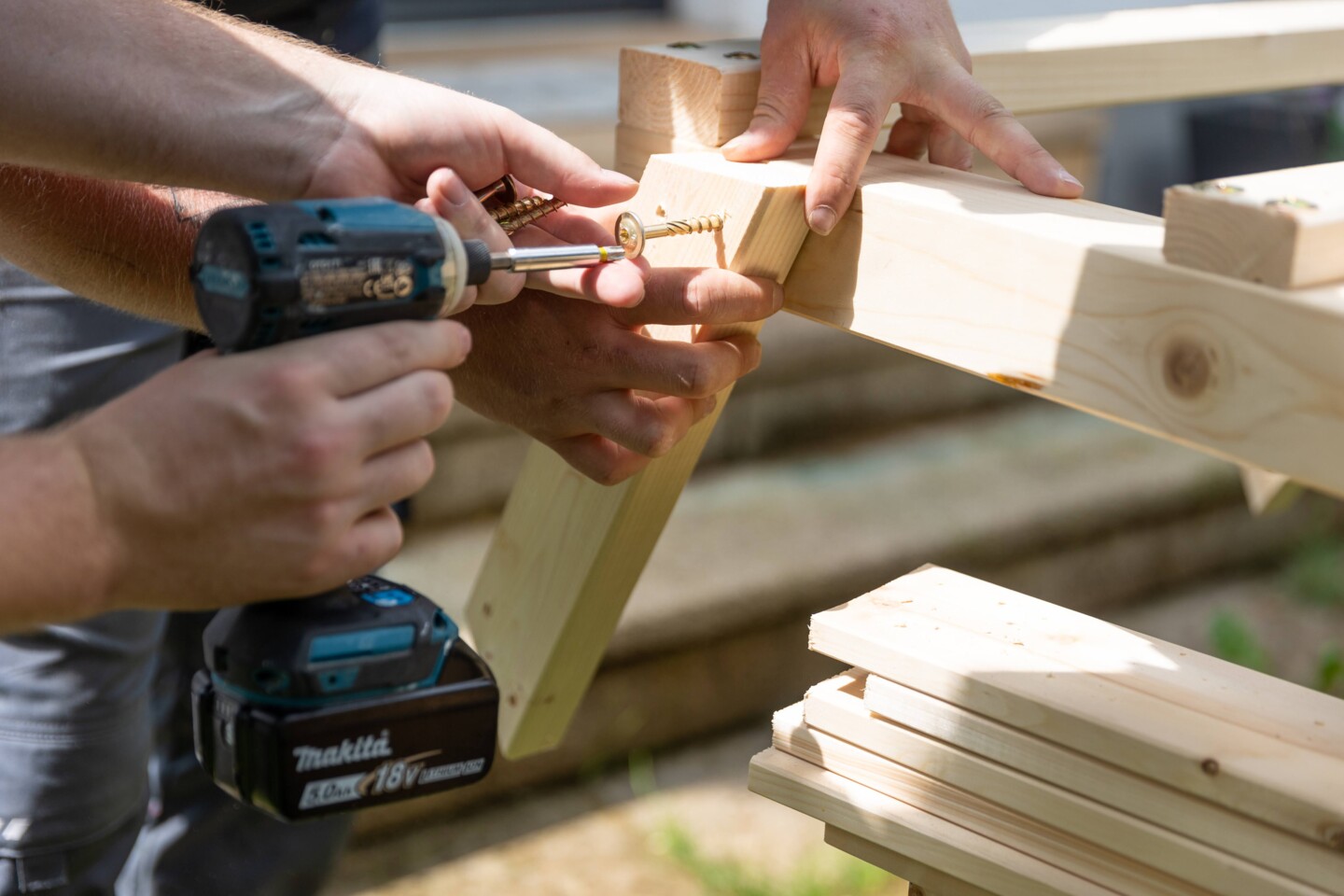 Die beiden Elemente werden durch vier Hölzer miteinander verbunden