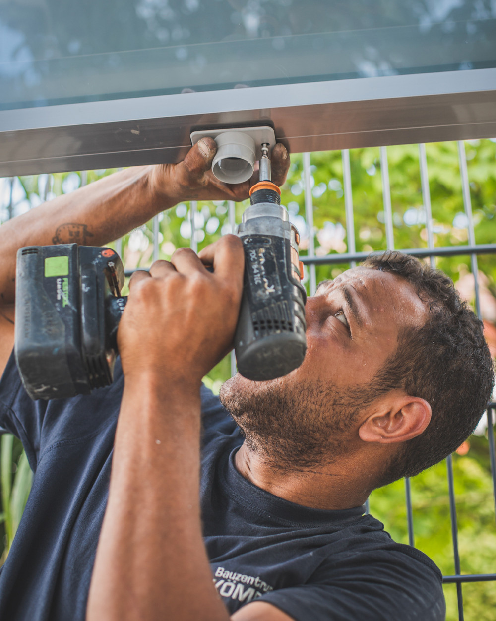 An der Unterseite wird ein Regenablauf montiert