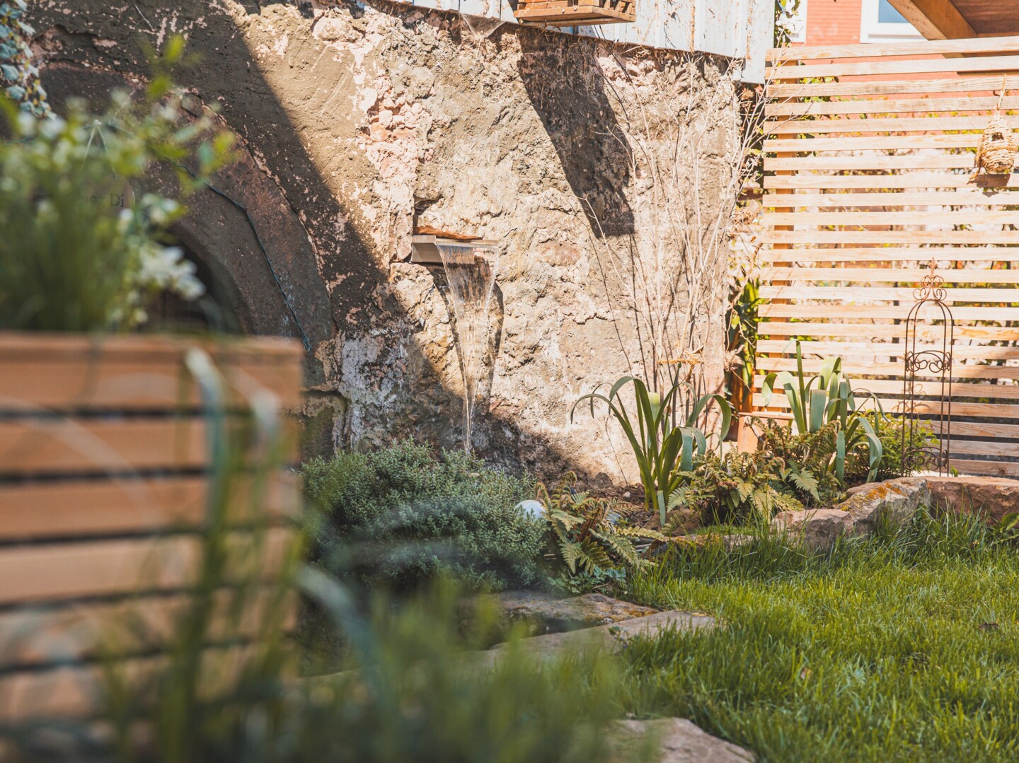 Zu sehen ist fließendes Wasser vom Oase Wasserfall Waterfall 60