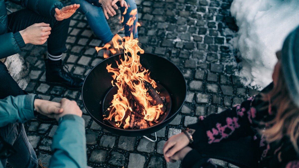 Winterabend an der Feuerschale