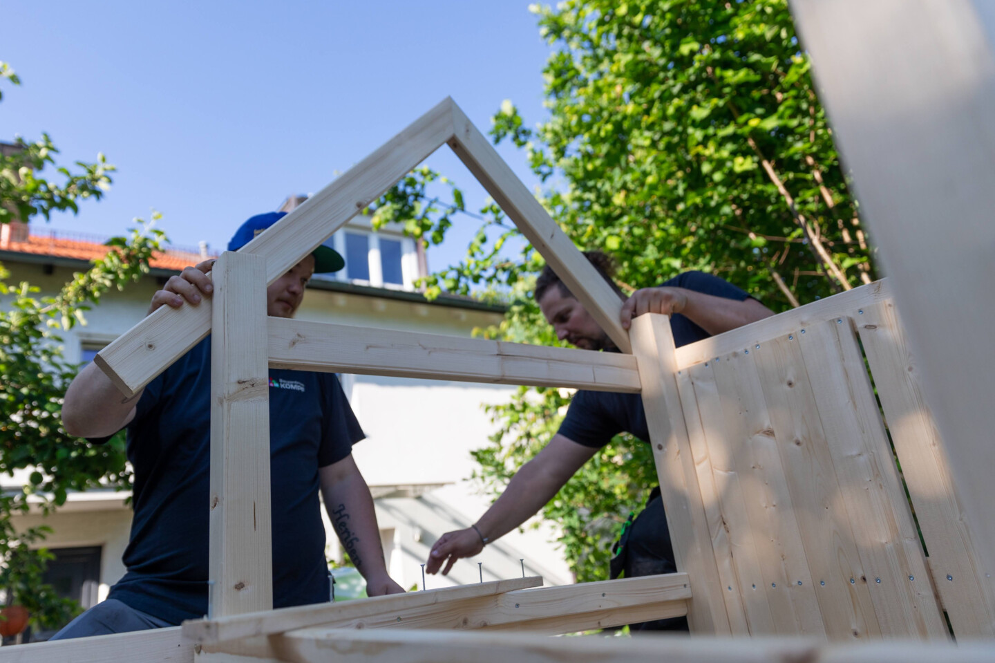 Der Dachgiebel wird vormontiert und dann an den Seitlichen Pfosten festgeschraubt