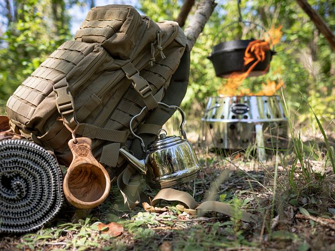 Campingabenteuer und Wildnis: Draußen kochen mit Petromax