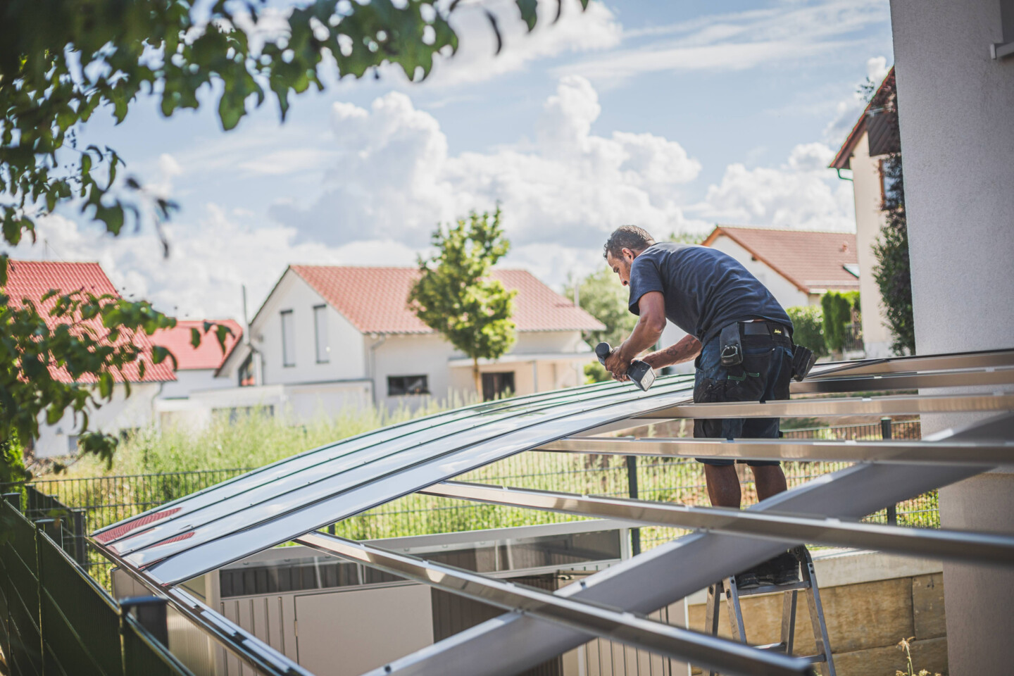 Dach decken bei einem Carport