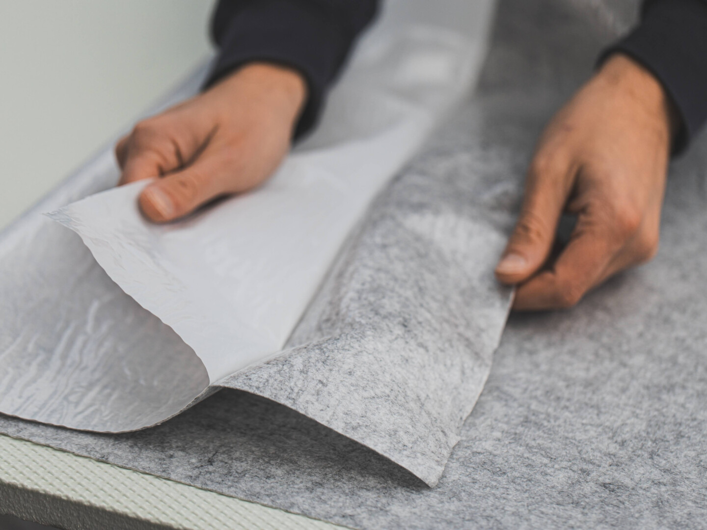 Antikondensvlies - Entfernen der Trägerfolie