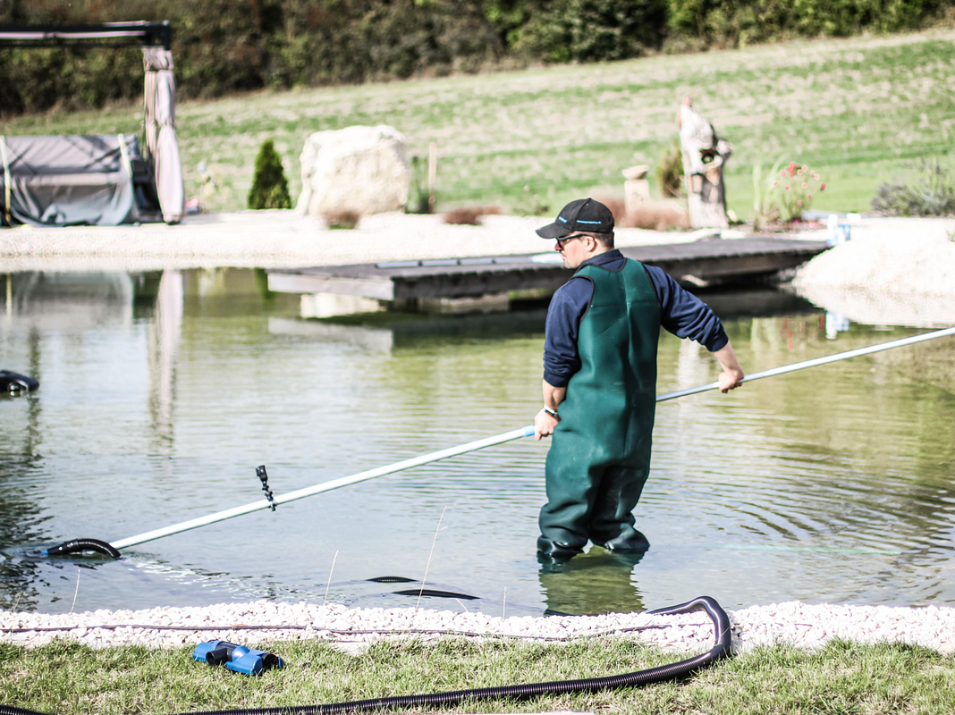 Schlamm im Teich absaugen mit einem Teichschlammsauger