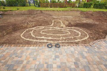 Teichumrisse werden mit Sand markiert