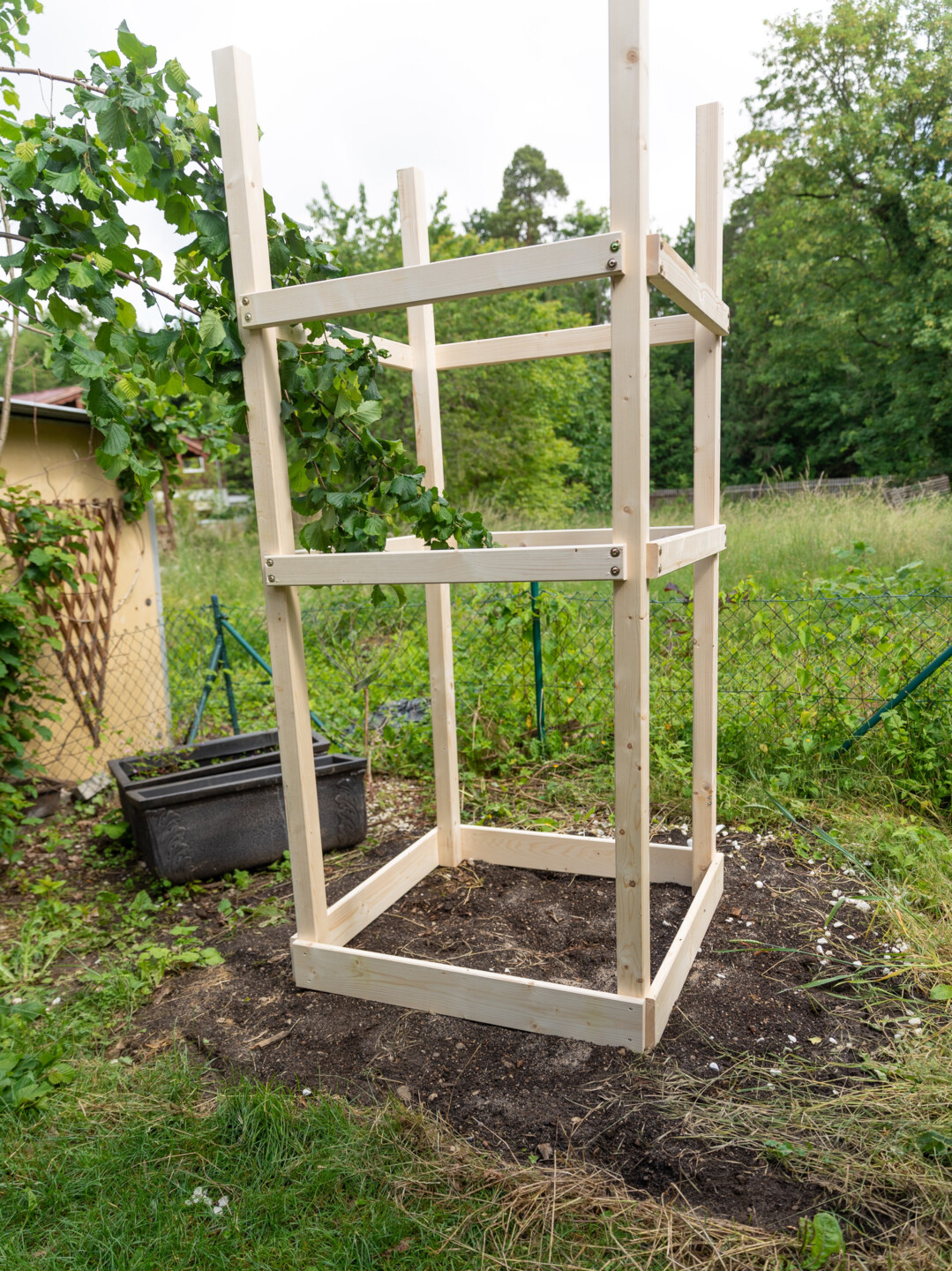 Die vier Stelzen stehen dank Querstreben senkrecht und parallel