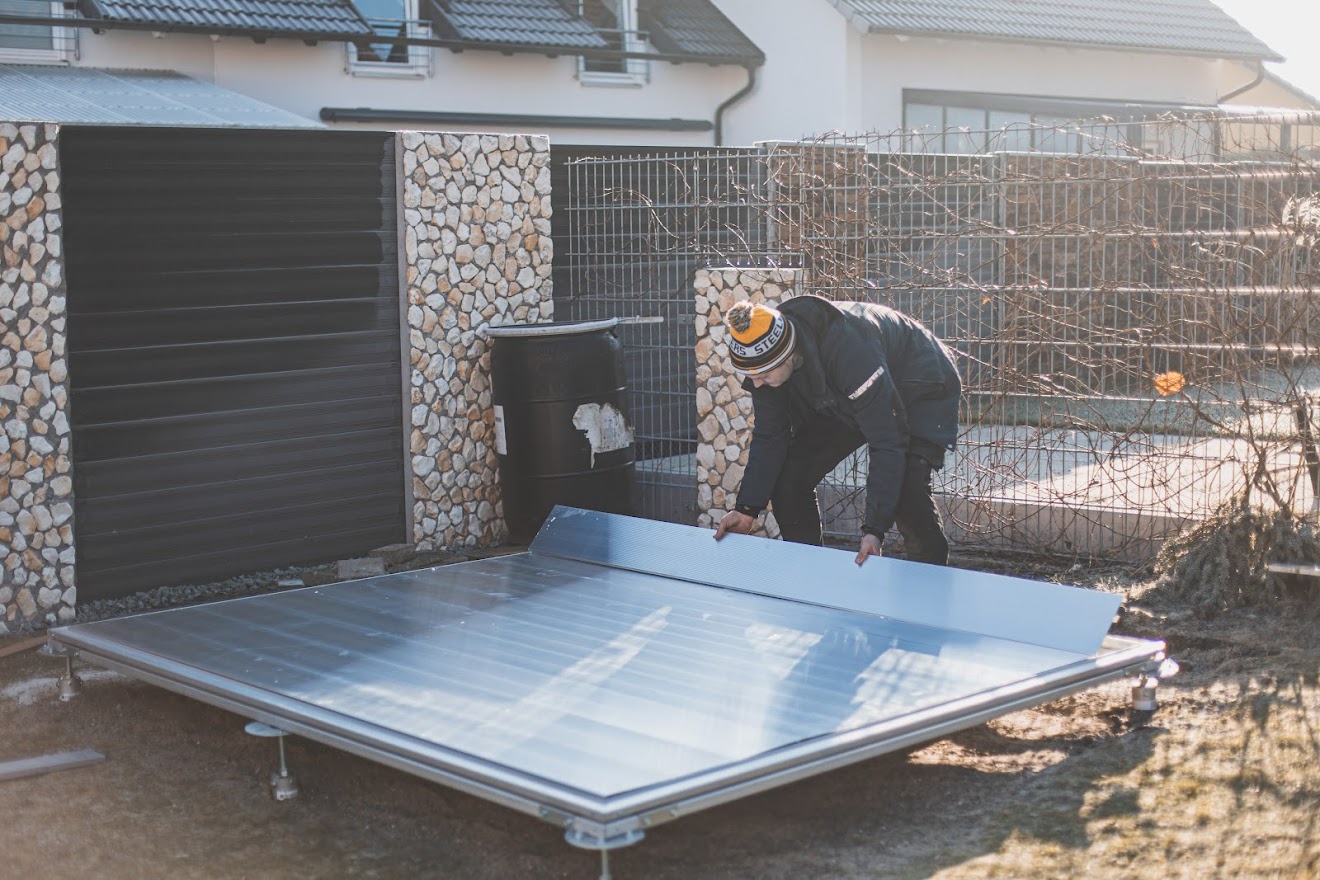 Biohort SmartBase Plus Fundament wird mit Alu-Bodenpaneelen ausgelegt