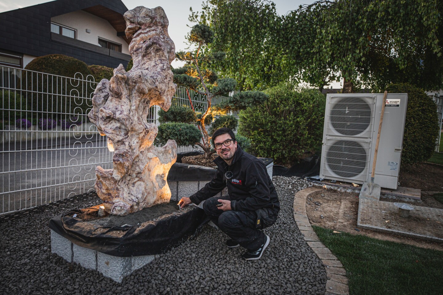 Unser Experte Chris hat einen Spot an einer Steinskulptur installiert