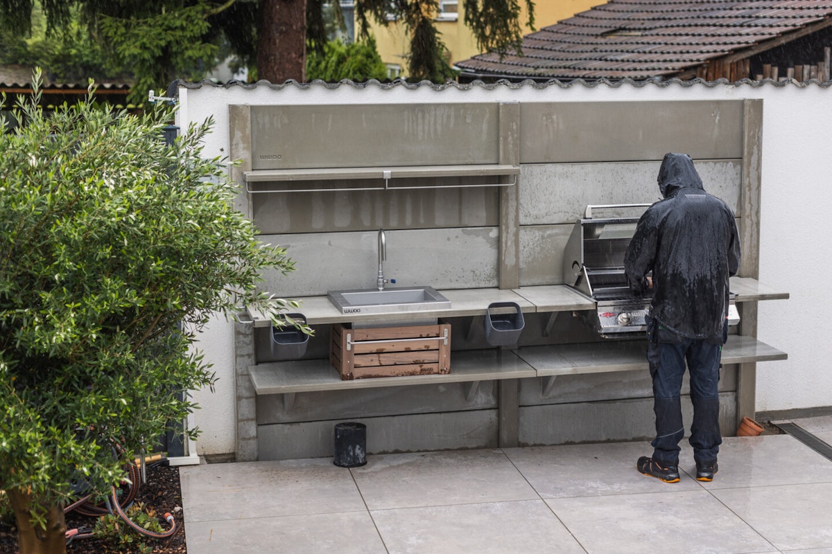 Einbaugasgrill Im letzten Schritt werden der Grill und das Zubehör eingebaut