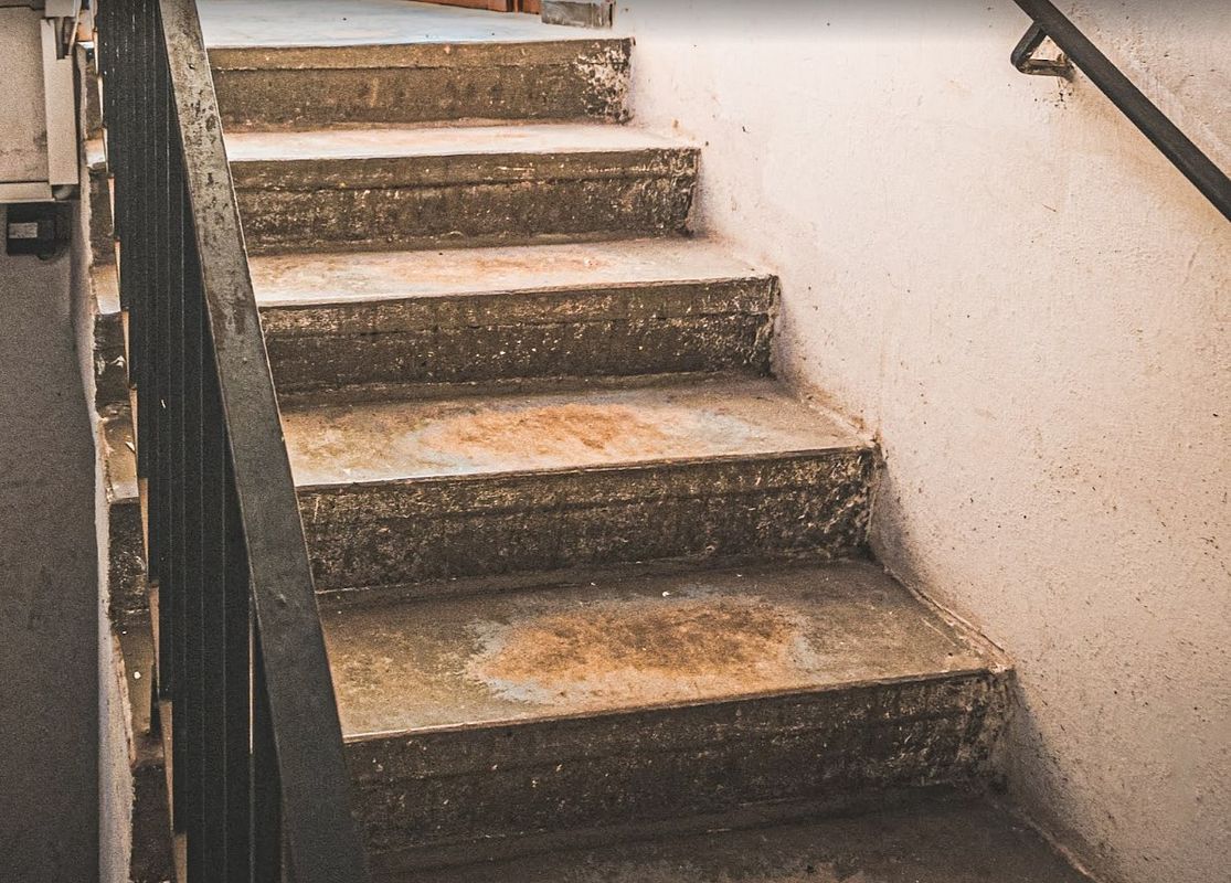 Treppe mit Schäden