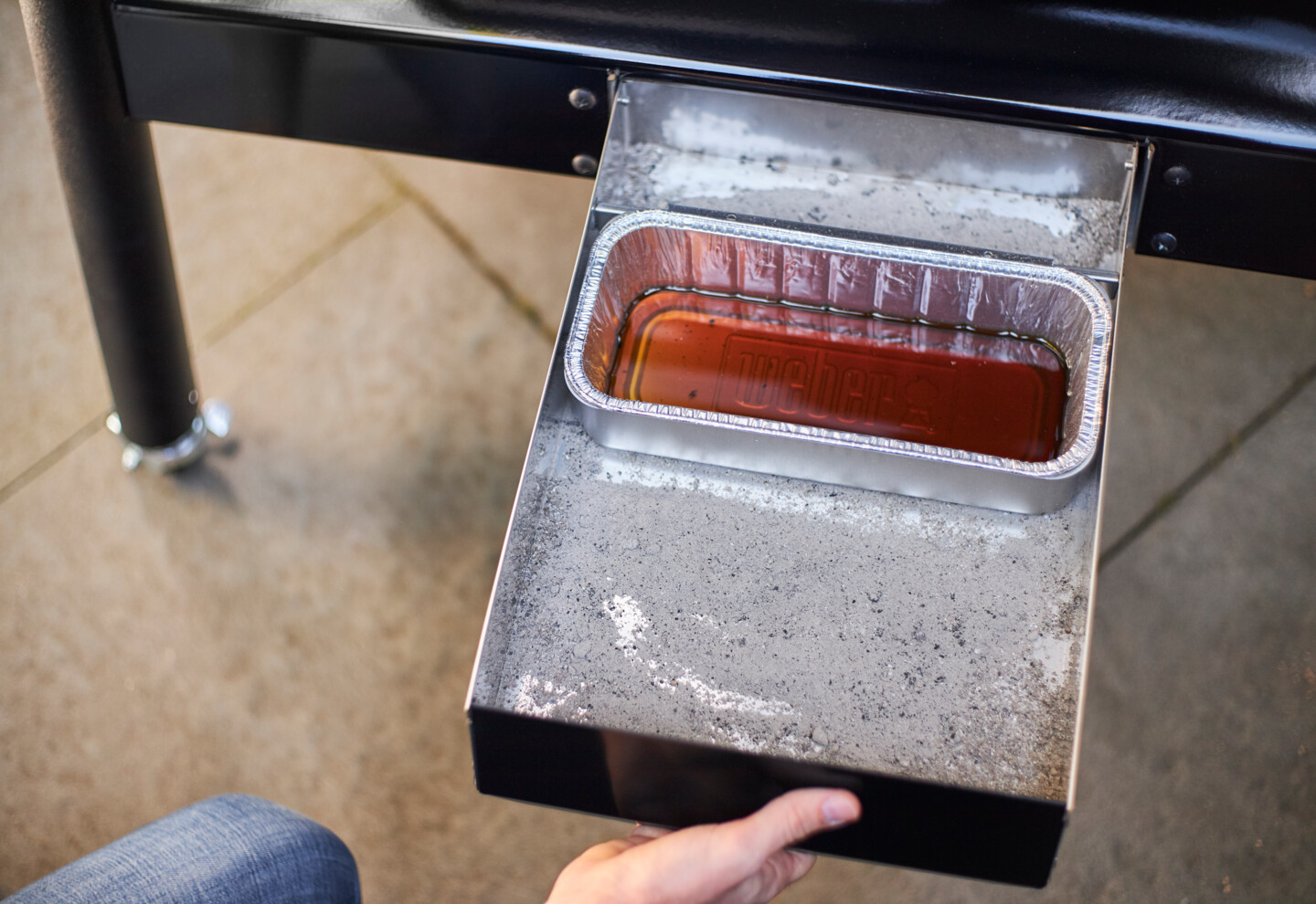 Die Fettauffangschale, kann bei den meisten Grills einfach entnommen und ausgetauscht werden.