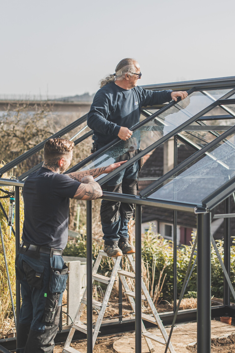 die Glasscheiben werden in den gewächshausrahmen eingesetzt