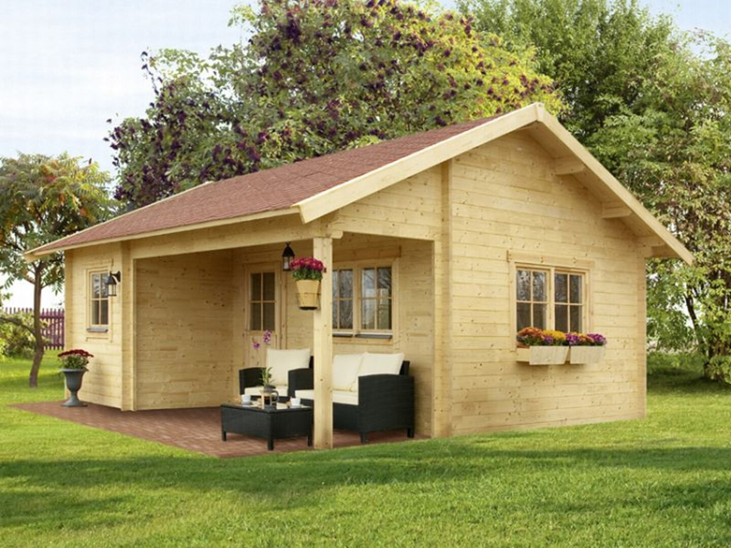 Ein großes Ferienhaus aus Holz mit einer einladenden Veranda und Blumenschmuck auf einer Grünen Wiese