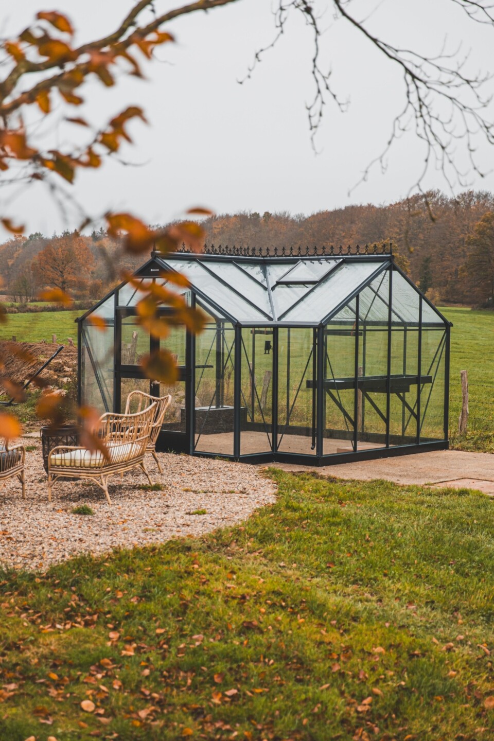 Großes Gewächshaus im Orangerie-Stil im Herbst