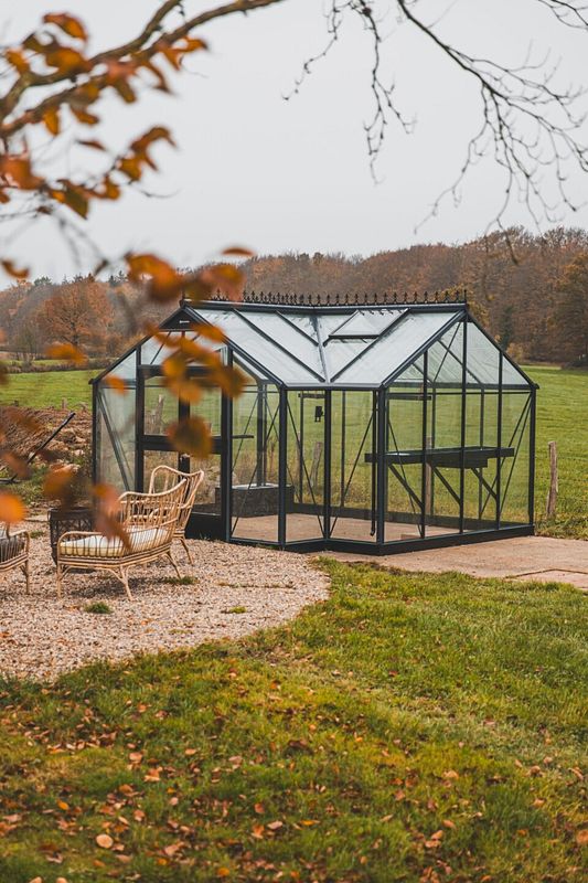 Großes Gewächshaus im Orangerie-Stil im Herbst