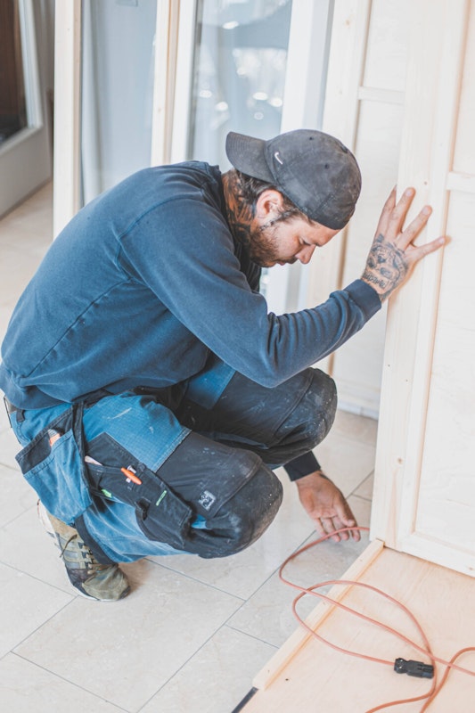 Kabelführung Beim Aufstellen der Wände müssen die Kabel durchgeführt werden