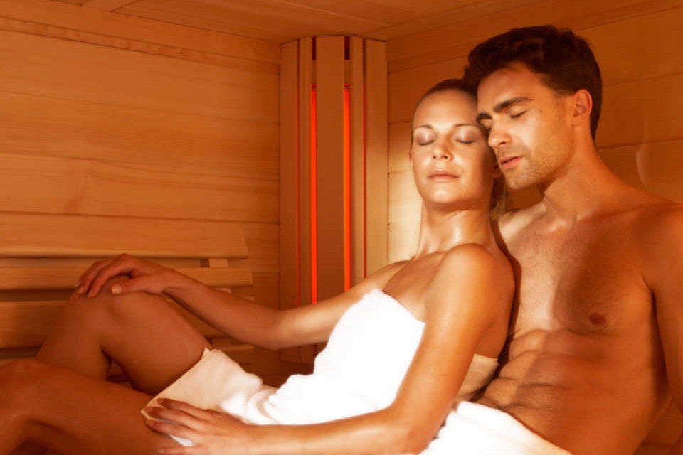 Paar in der Sauna Ein Mann und eine Frau entspannen beim Schwitzen in der Sauna