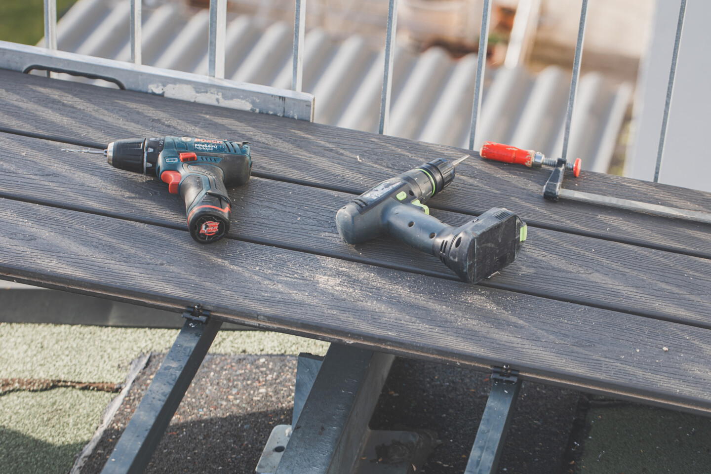 Für die Terrassenmontage wird wenig Werkzeug benötigt. Mit einem Akkuschrauber, lässt sich das Meiste erledigen