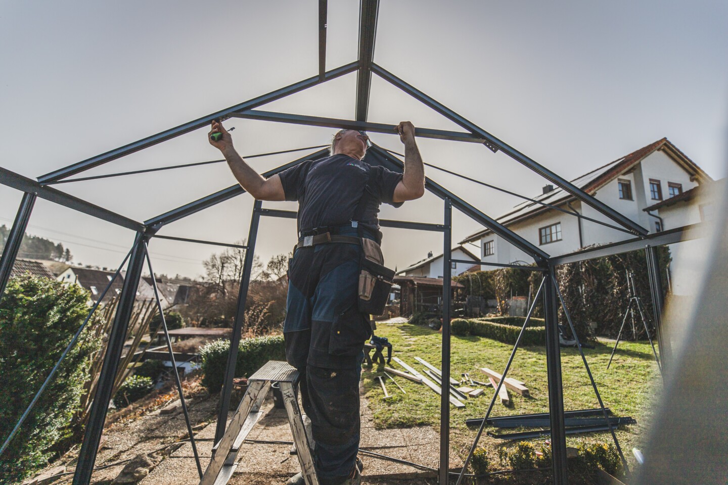 Anschließend montieren Sie alle weiteren Dachverstrebungen, die gleichzeitig die Einfassungen der Glasscheiben sind