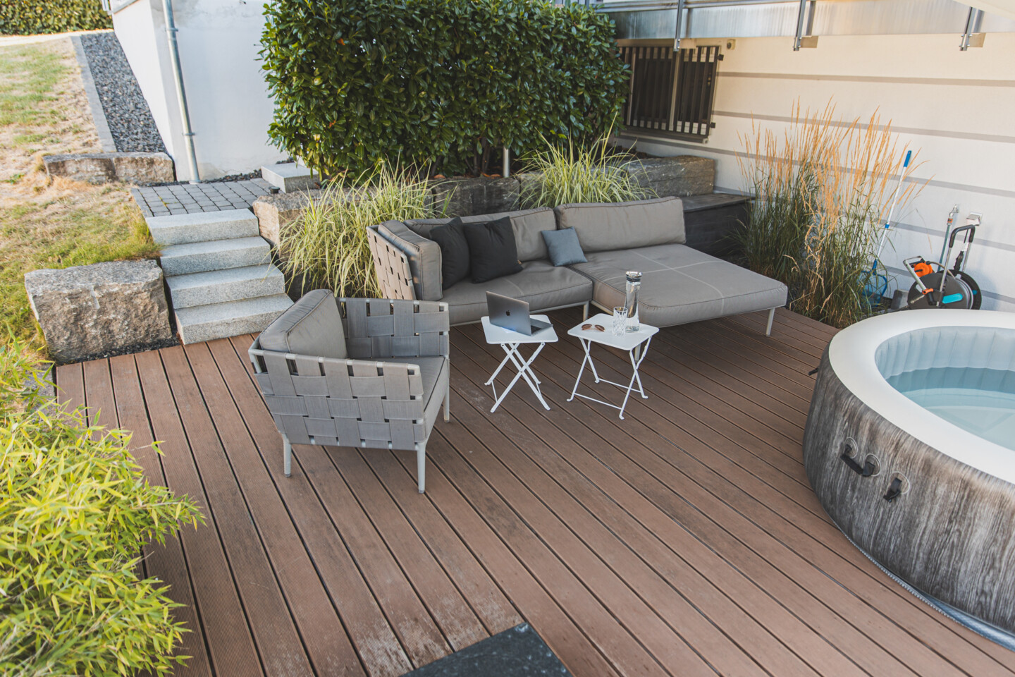 Auf der Terrasse ist Platz für eine Sitzgelegenheit und einen Whirlpool