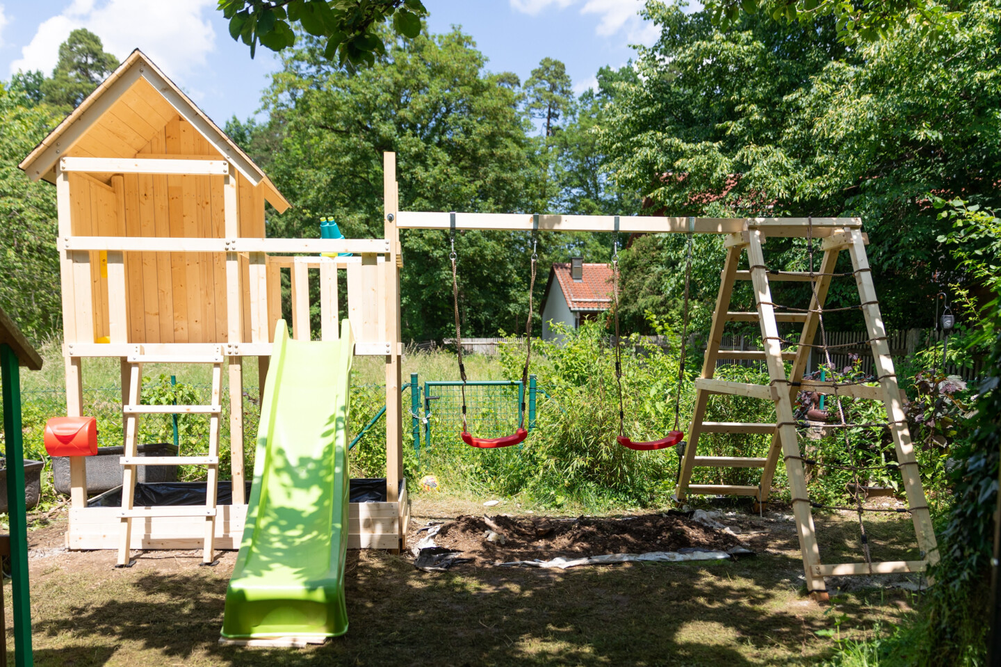 Gartenspielhaus mit Rutsche, Schaukel und Klettergerüst