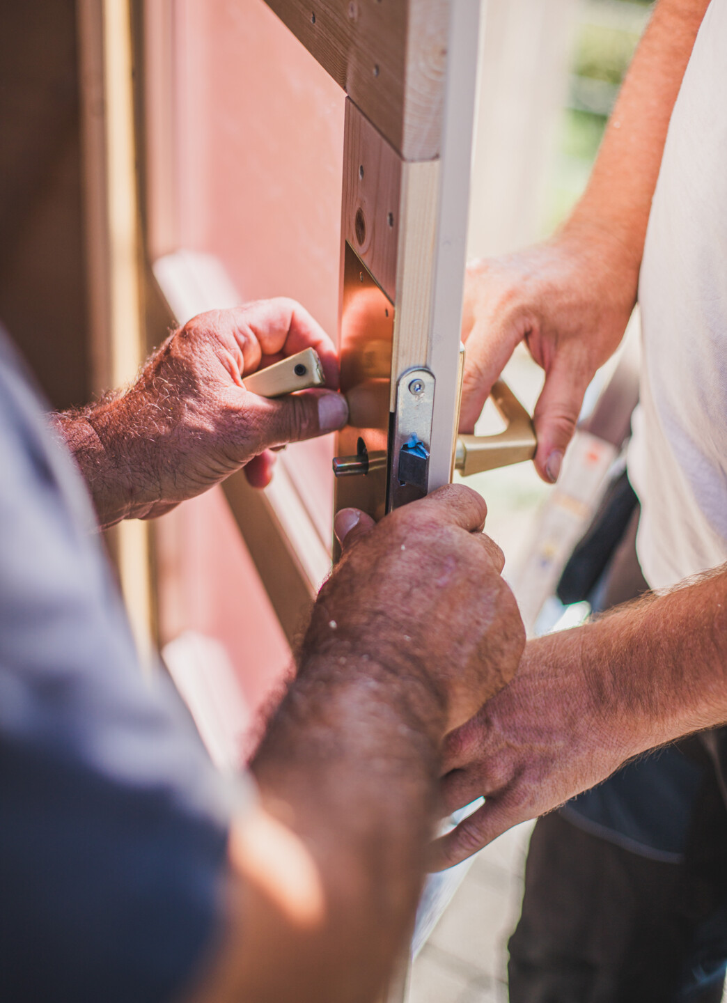 Die Amaturen der Tür werden angebracht und am Ende werden die Folien von den Glasscheiben entfernt
