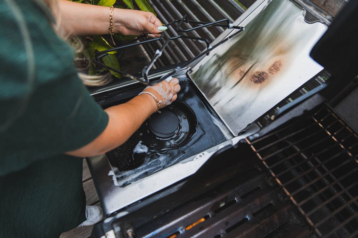 Reinigen Sie alle Bereiche des Grills gründlich, besonders im Innenbereich, wo sich Fettspritzer und Rückstände von Grillgut ansammeln und einbrennen können.