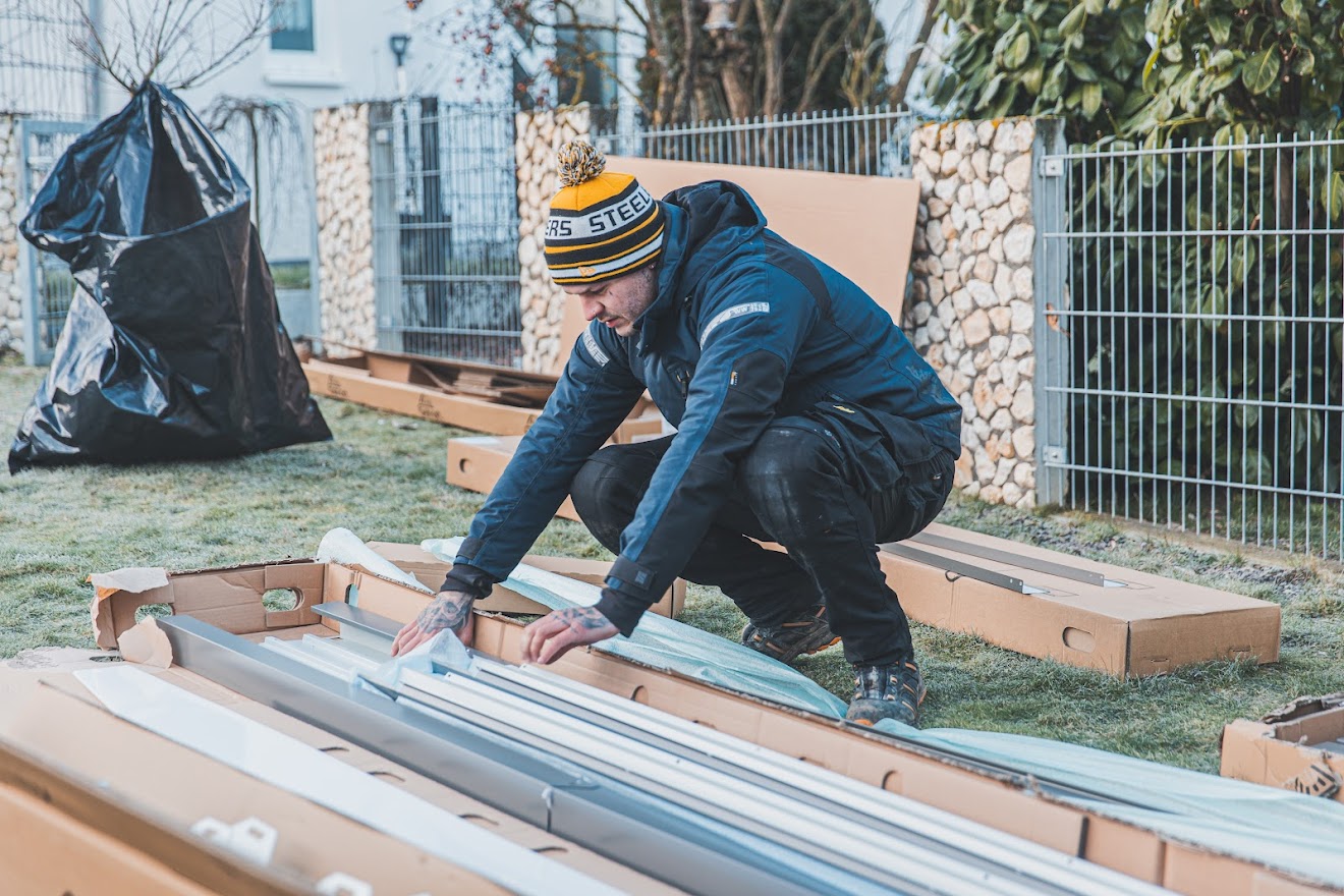 Monteur entpackt Biohort Panorama 