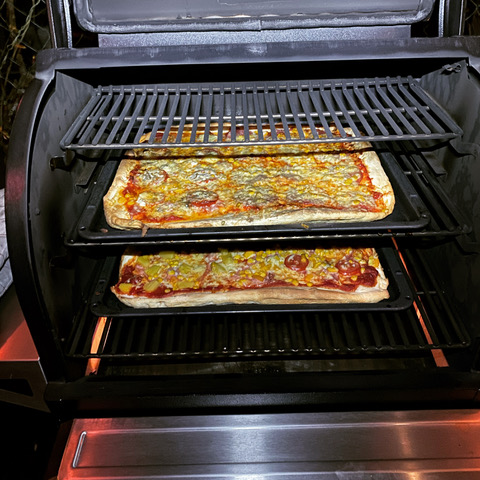 Pizza auf Pelletsmoker Pizza mit Traeger Timberline Pelletsmoker