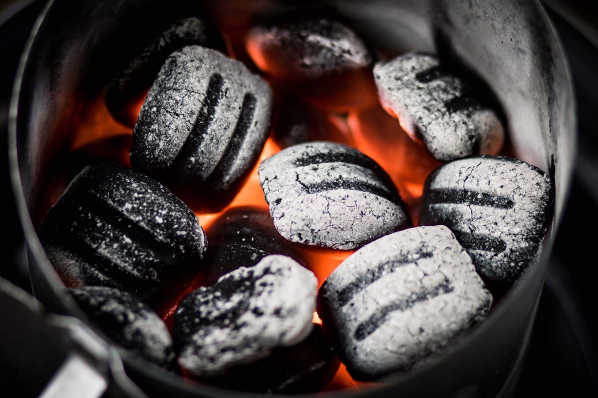 Weber Holzkohlebriketts Die Holzkohlebriketts von Weber werden nachhaltig produziert und überzeugen durch ihre lange Brenndauer