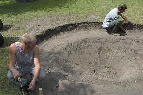 Schritt 3: Ausmessen des Teichgrundrisses  Teichbau Schritt 3: Den Teichgrundriss mit Hilfe einer Schnur ausmessen.