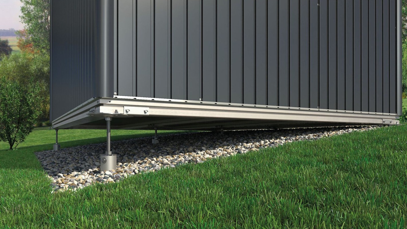 Biohort SmartBasePLUS Fundament Das SmartBasePLUS Erdschraubenfundament für die Metallgerätehäuser von Biohort gleicht Bodengefälle und Unebenheiten aus