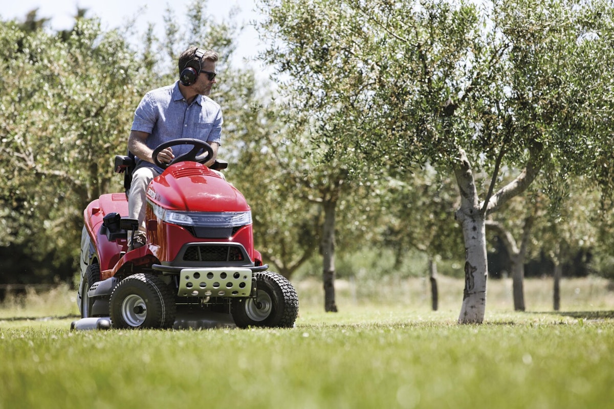 Honda Aufsitzmäher HF 2625 Honda baut powervolle Rasentraktoren, mit denen sie mühelos große Rasenflächen mähen können