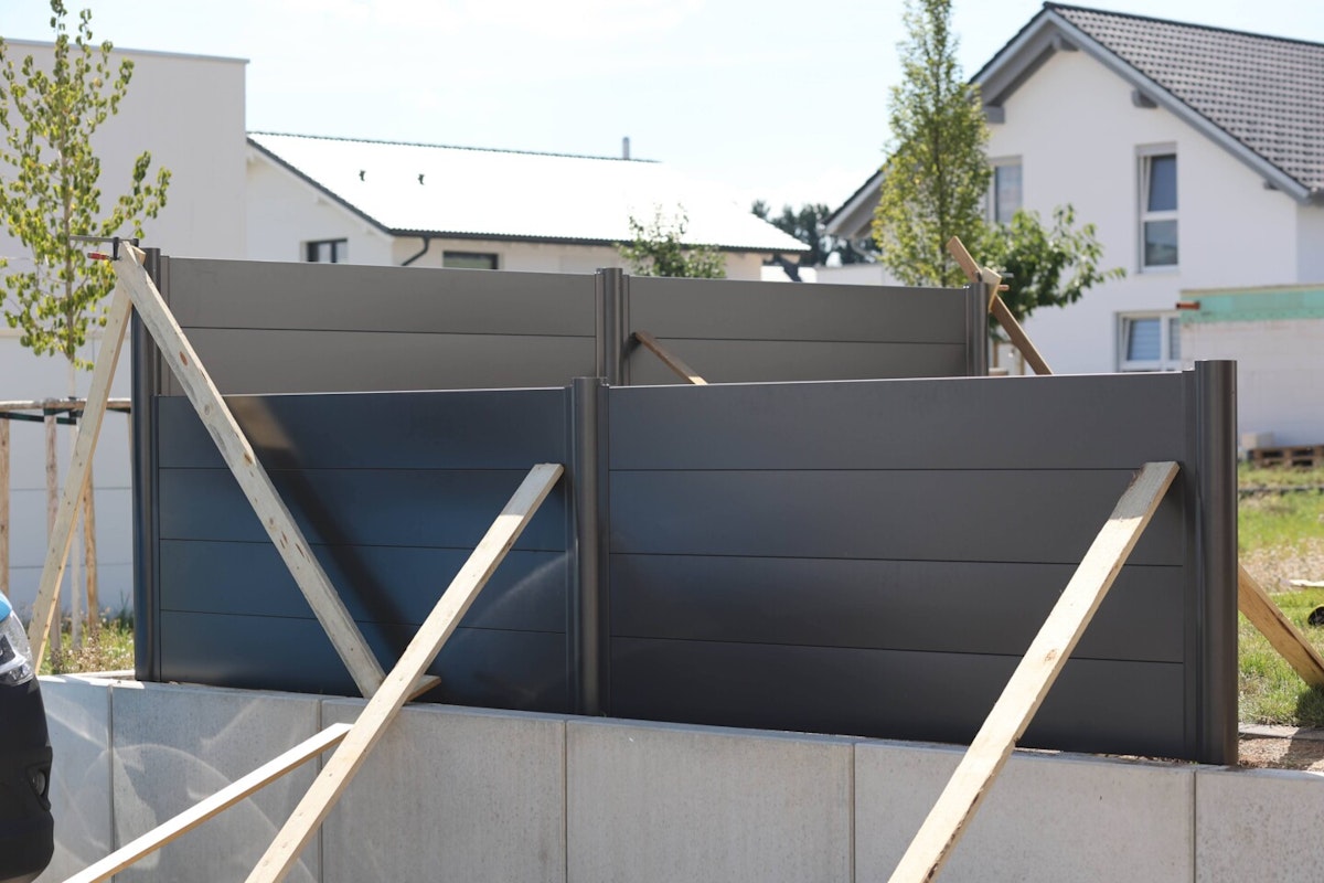Der Fertige Biohort Sischtschutz-Zaun Bis der Beton vollständig ausgehärtet ist, bleiben die Holzstützen in Position