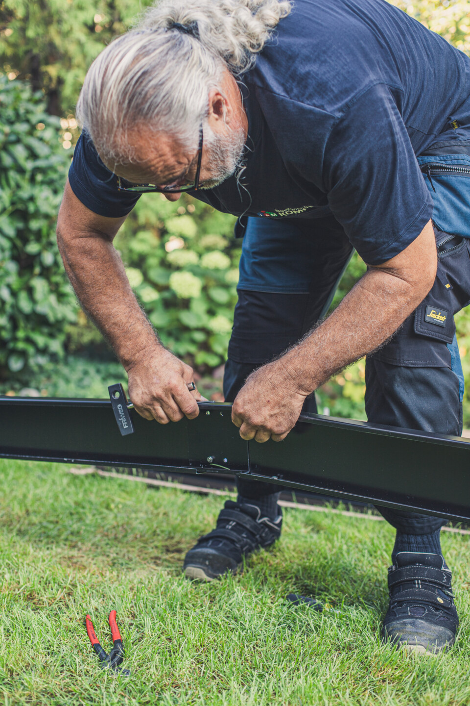 Der Fundamentrahmen für das Gewächshaus wird aus einzelnen Teilen zusammengesetzt.