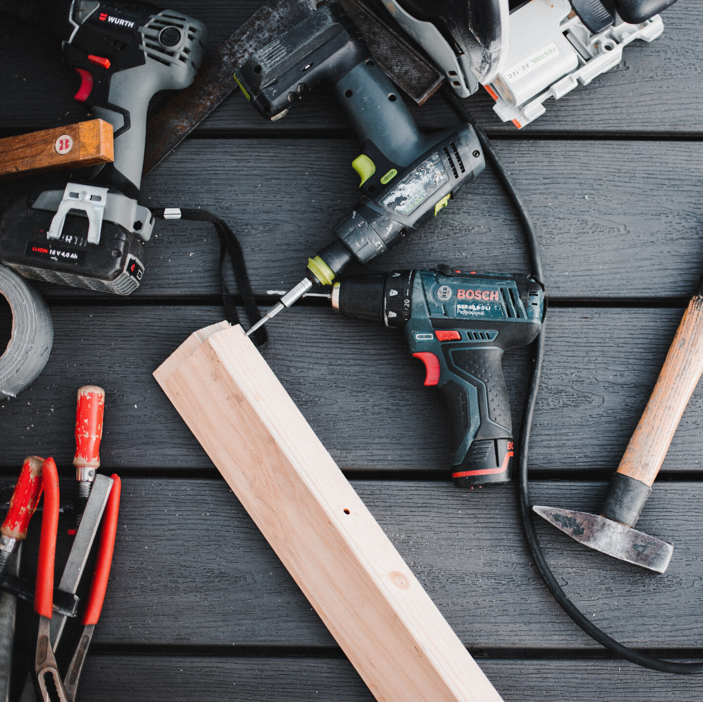 Ein wenig Werkzeug ist für die Terrassenunterkonstruktion erforderlich, jedoch nichts, was Sie nicht selber bedienen können