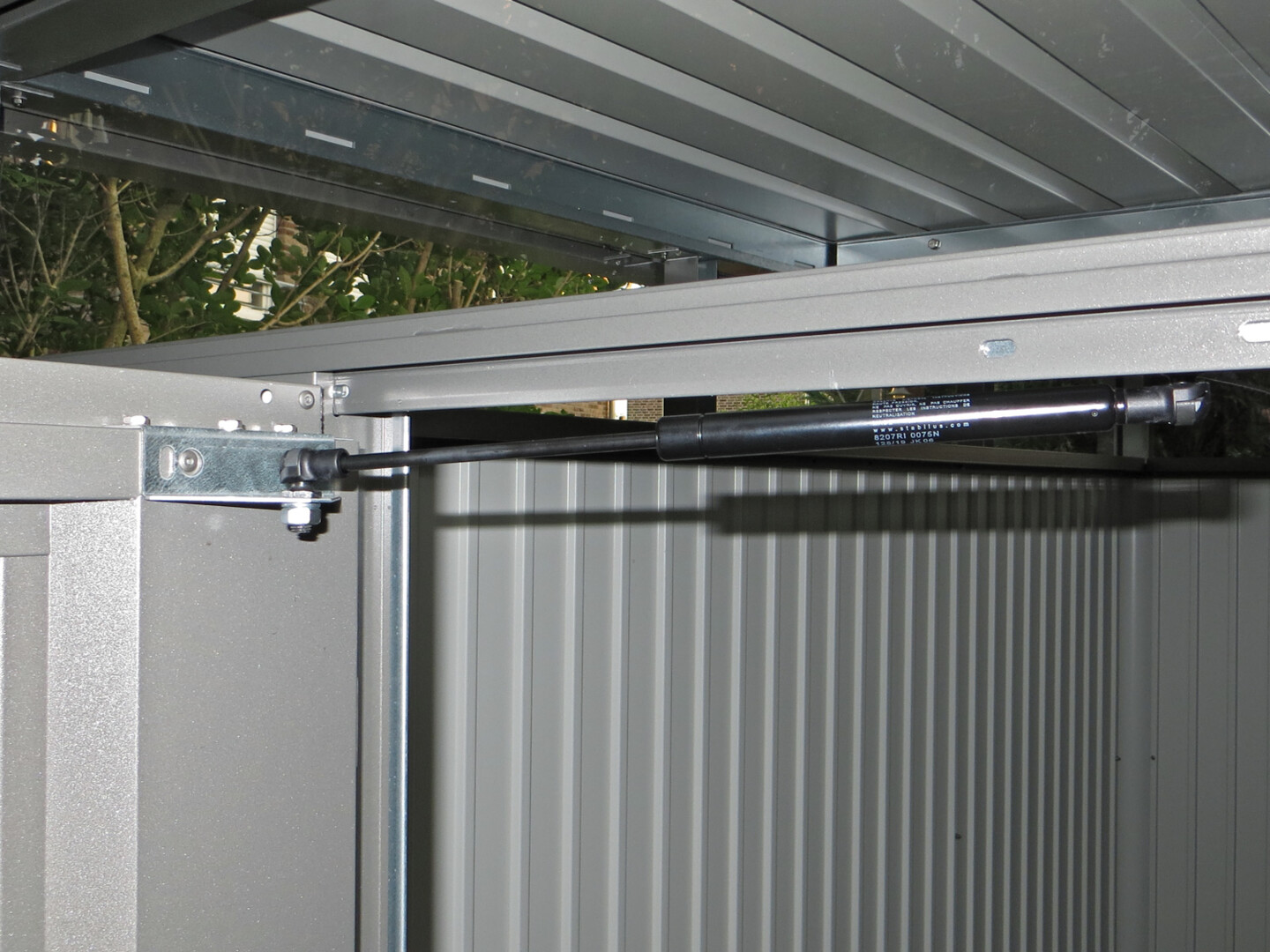 Tür mit Gasdruckfeder