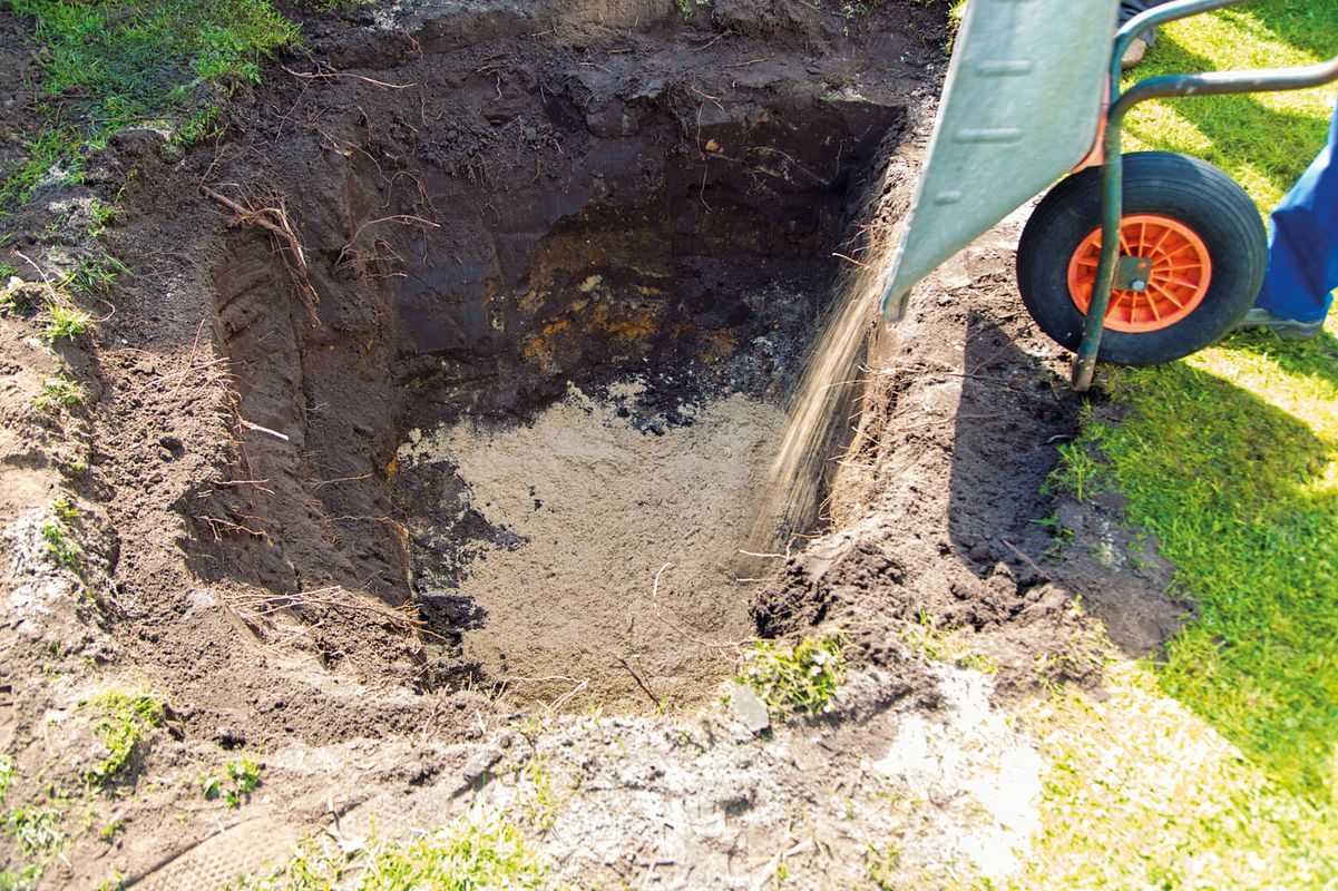 Sandschicht einfüllen und glattziehen