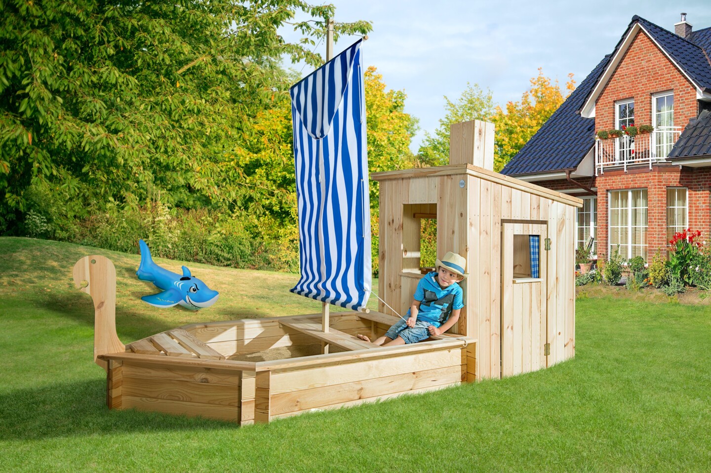 Ein Sandkasten aus Holz in Form eines Piratenschiffs