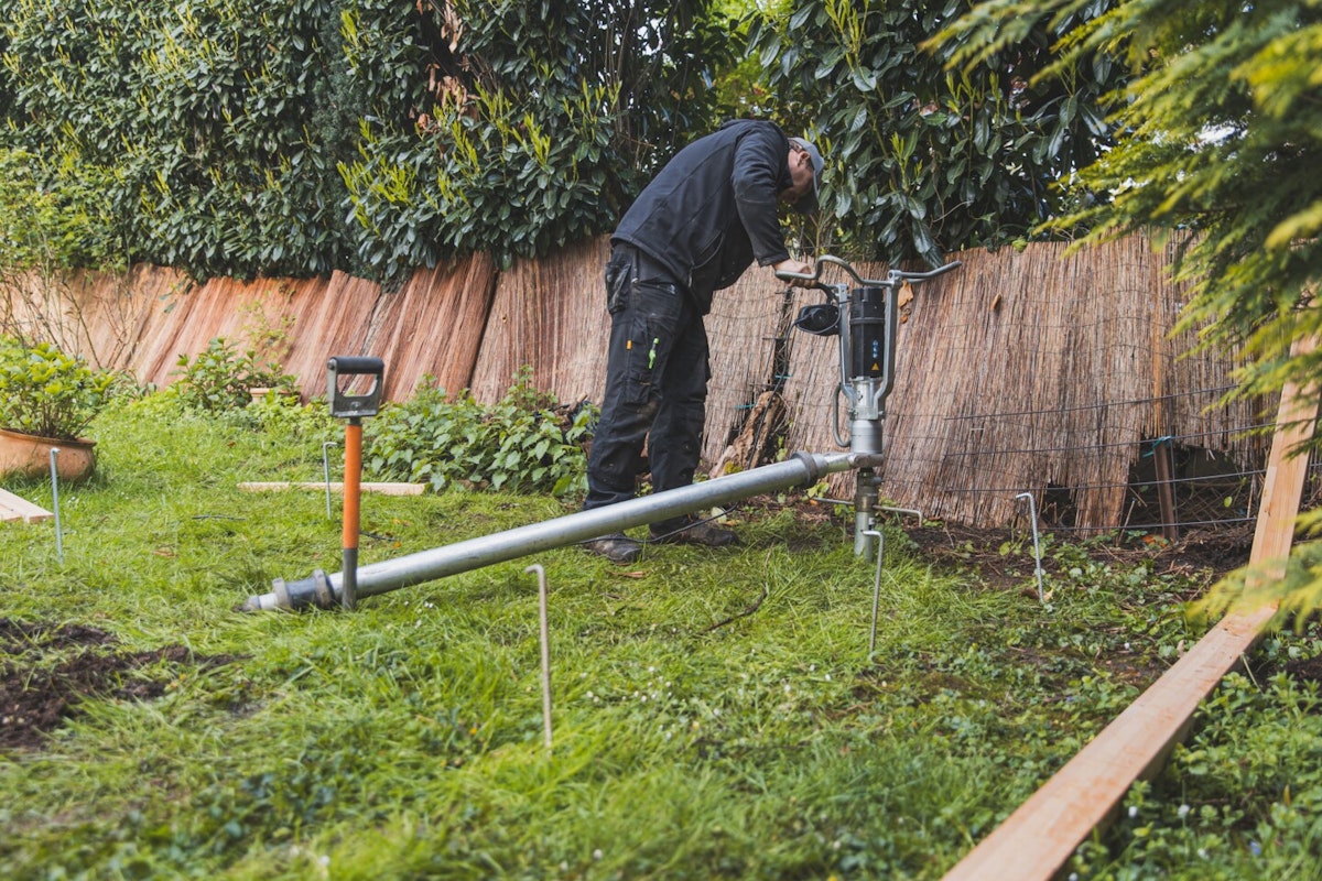 Erdschraube eindrehen Mit speziellem Gerät wird die erste Erdschraube fixiert